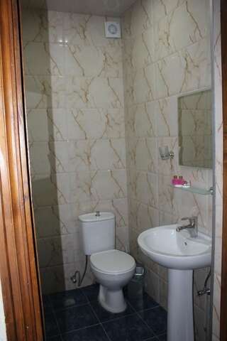 Отель Hotel Kazbegi Батуми Трехместный номер с балконом-3
