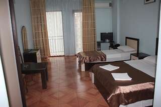 Отель Hotel Kazbegi Батуми Трехместный номер с балконом-4