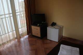 Отель Hotel Kazbegi Батуми Четырехместный номер с балконом-1