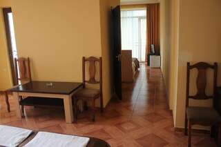 Отель Hotel Kazbegi Батуми Четырехместный номер с балконом-4