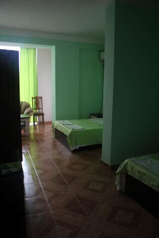 Отель Hotel Kazbegi Батуми Трехместный номер с балконом-2